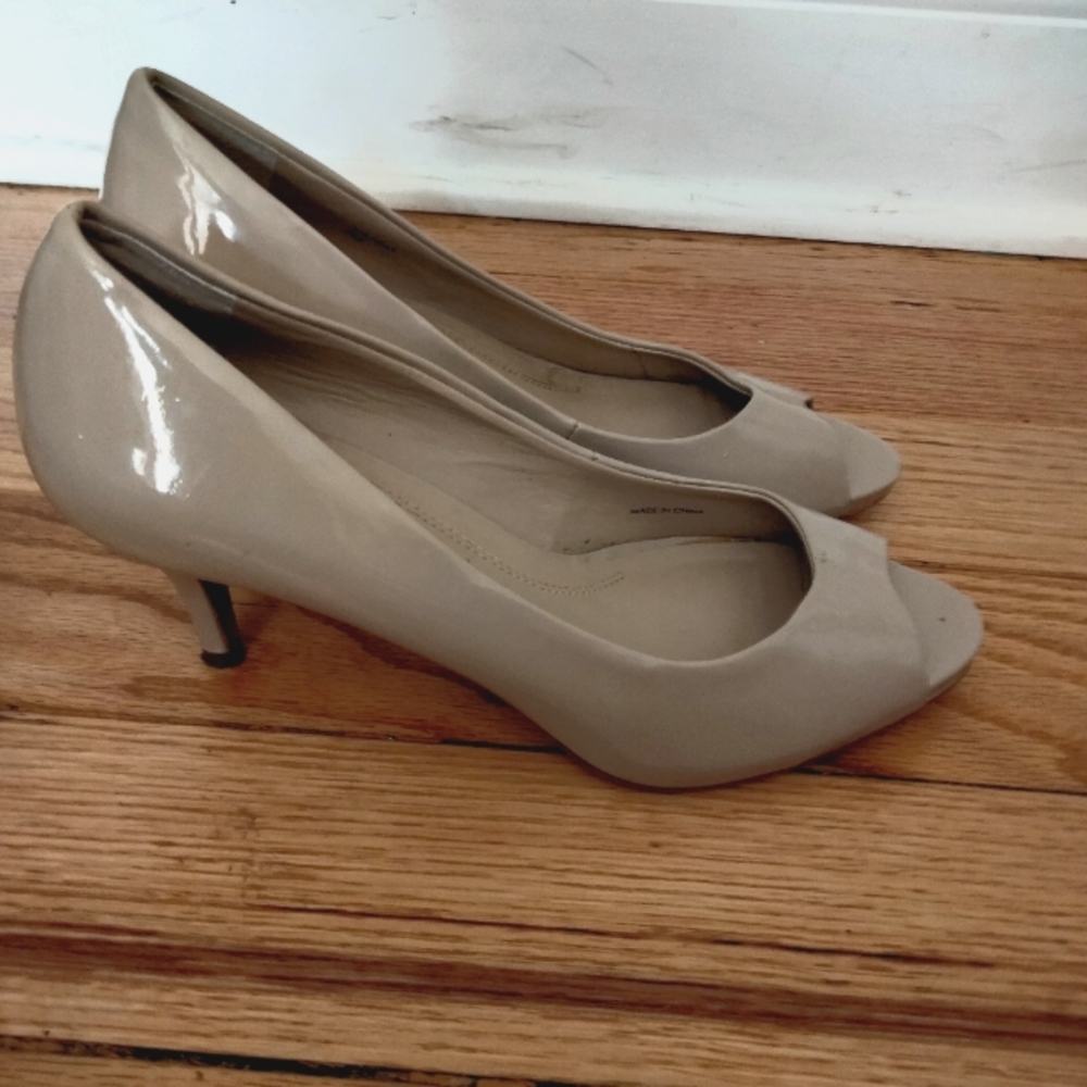 Ellen Tracy open toe shoes